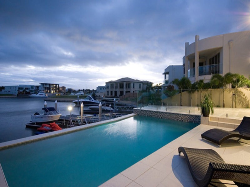 Sovereign Islands QLD 4216