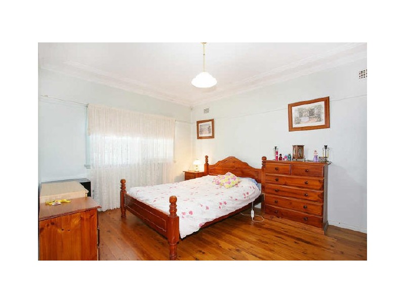 11 Beale Crescent, Peakhurst NSW 2210