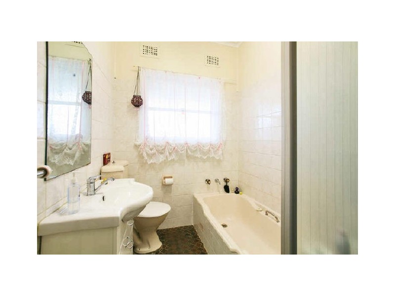 11 Beale Crescent, Peakhurst NSW 2210