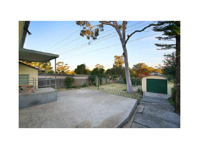 11 Beale Crescent, Peakhurst NSW 2210