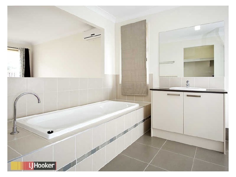 20 Crossing Road, Eatons Hill QLD 4037