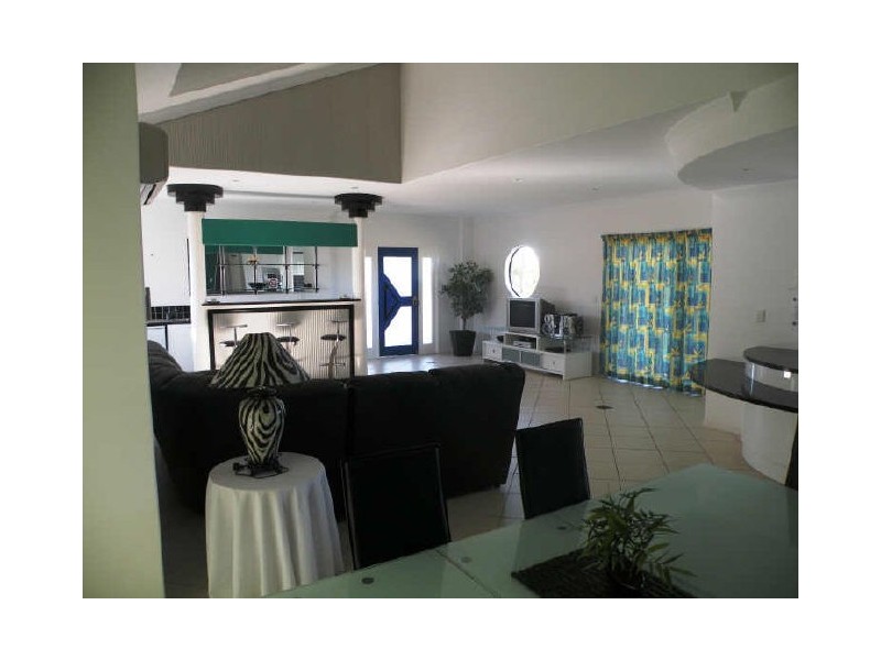 18/5 Chantelle Cct, Coral Cove QLD 4670