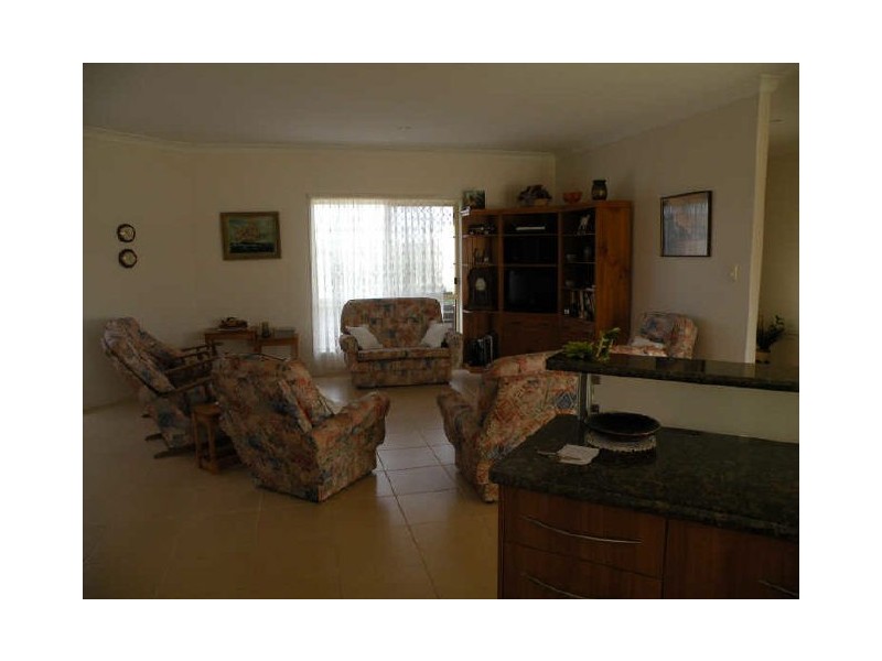 1 Jess Place, Coral Cove QLD 4670