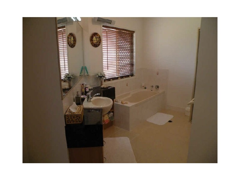 1 Jess Place, Coral Cove QLD 4670