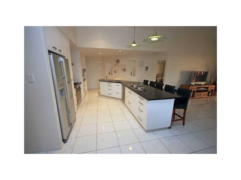 3 Spyglass Hill Court, Coral Cove QLD 4670