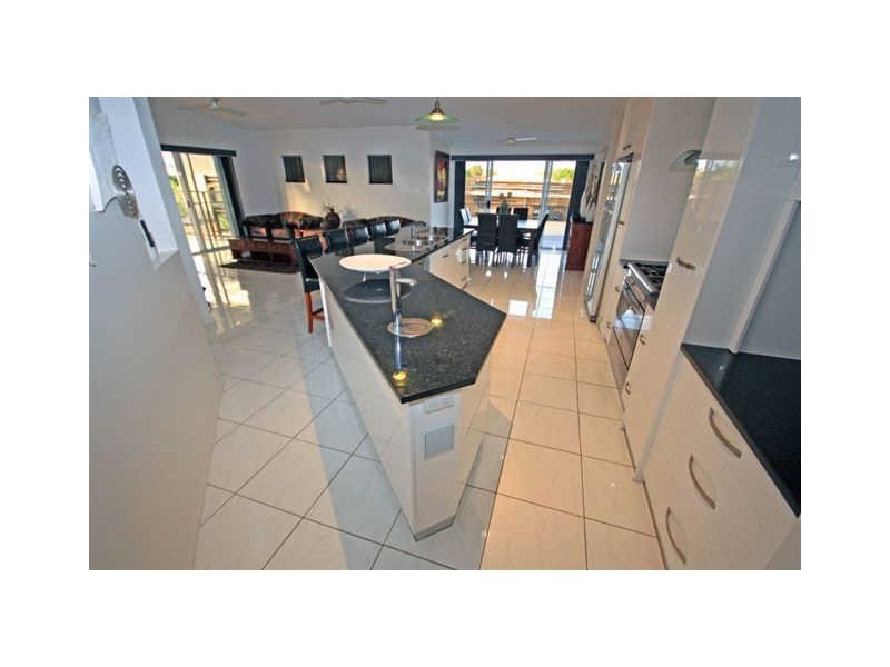 3 Spyglass Hill Court, Coral Cove QLD 4670
