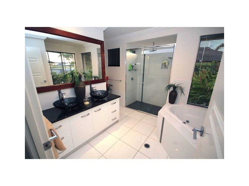 3 Spyglass Hill Court, Coral Cove QLD 4670