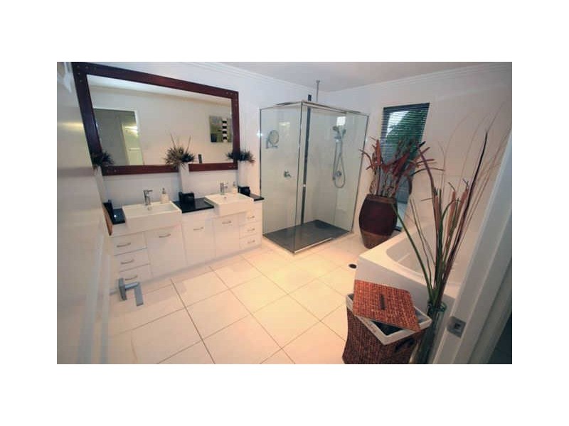 3 Spyglass Hill Court, Coral Cove QLD 4670