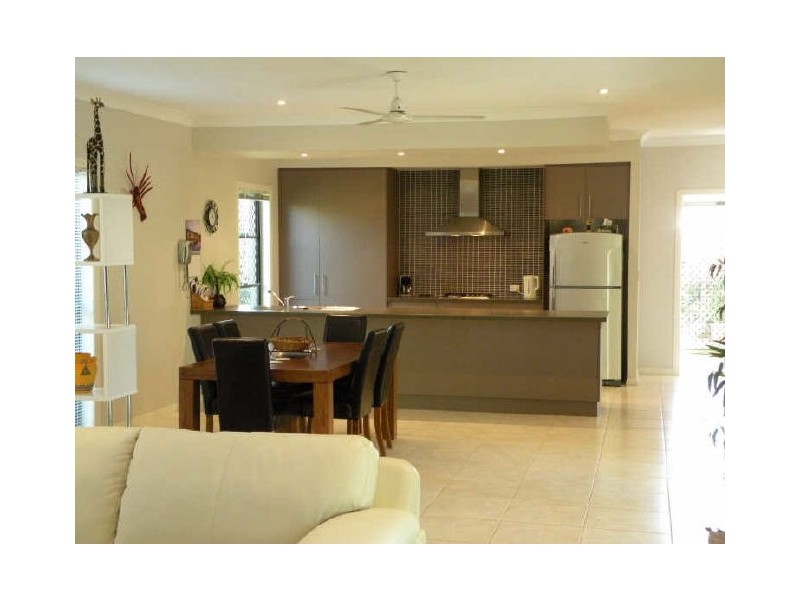 4 Tuckeroo Close, Coral Cove QLD 4670