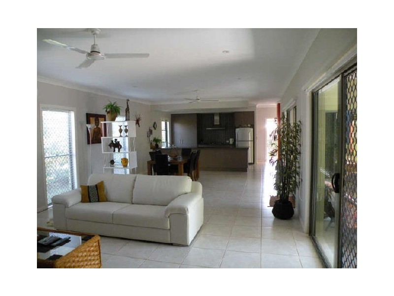 4 Tuckeroo Close, Coral Cove QLD 4670