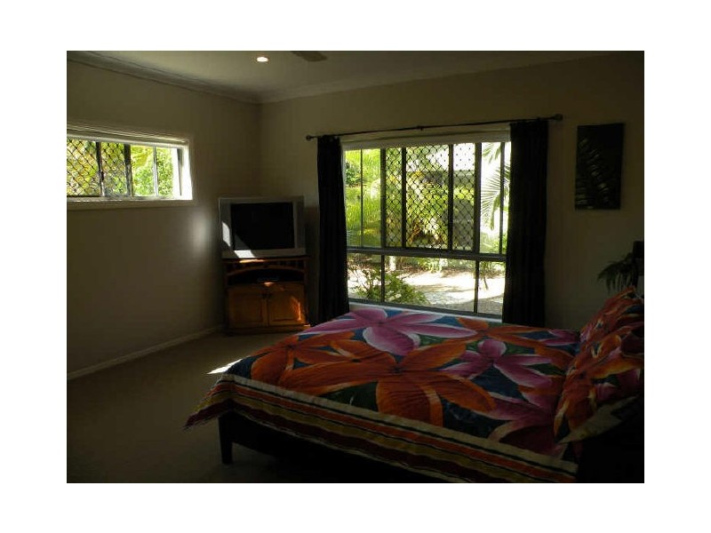 4 Tuckeroo Close, Coral Cove QLD 4670