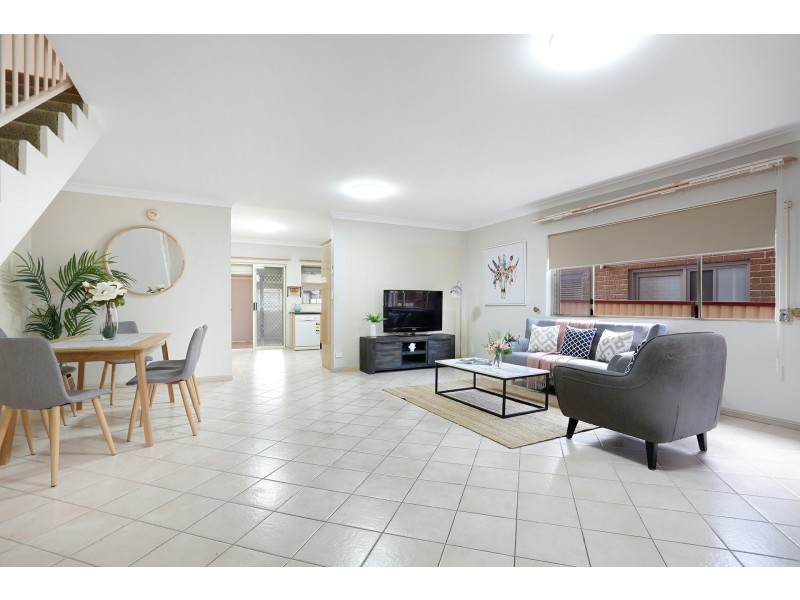 2/75 Chaseling Street, Greenacre NSW 2190