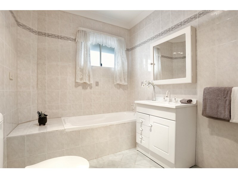 2/75 Chaseling Street, Greenacre NSW 2190