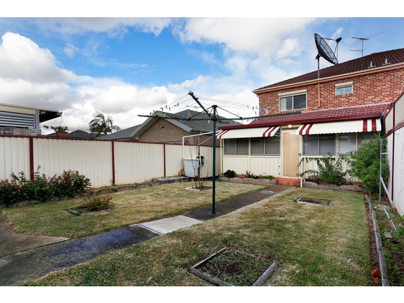 2/75 Chaseling Street, Greenacre NSW 2190