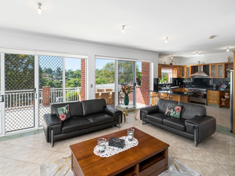 121 Blaxland Drive, Illawong NSW 2234