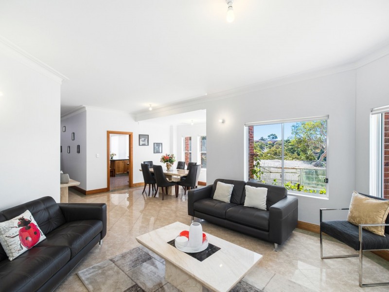 121 Blaxland Drive, Illawong NSW 2234