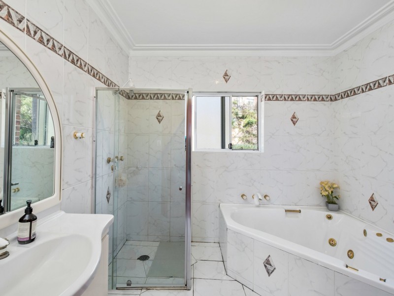 121 Blaxland Drive, Illawong NSW 2234