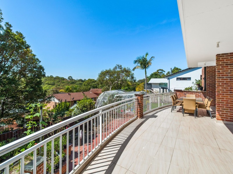 121 Blaxland Drive, Illawong NSW 2234