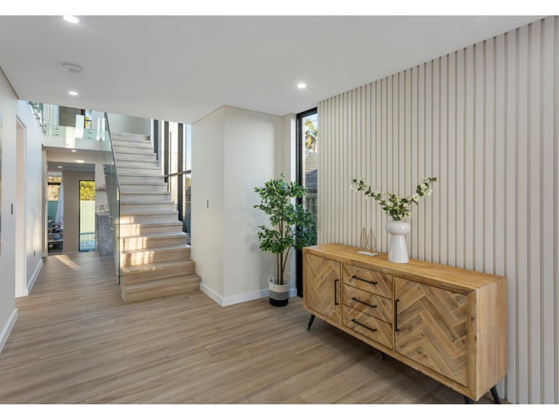 4 Riverside Avenue, Picnic Point NSW 2213