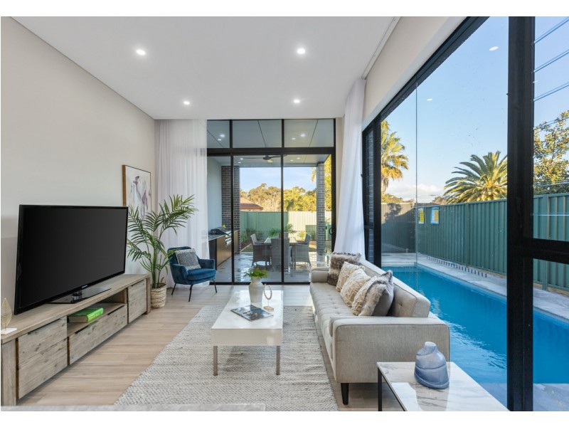 4 Riverside Avenue, Picnic Point NSW 2213