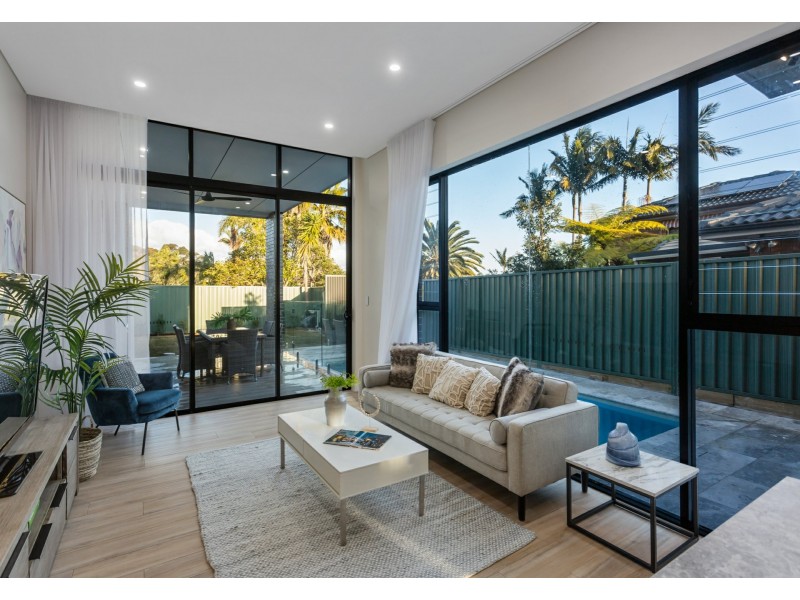 4 Riverside Avenue, Picnic Point NSW 2213