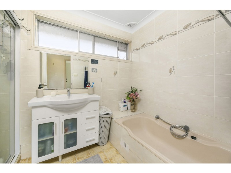 14 Lincoln Road, Georges Hall NSW 2198