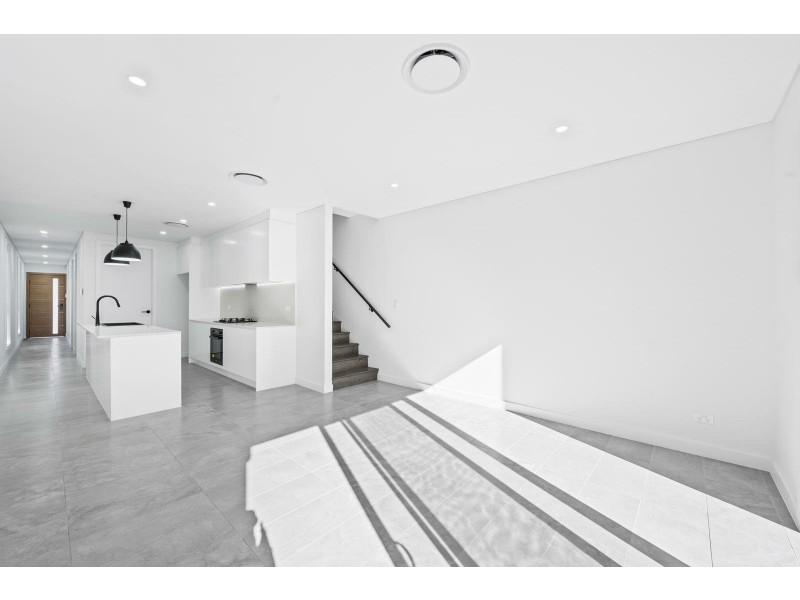 2/32 Lucas Avenue, Moorebank NSW 2170