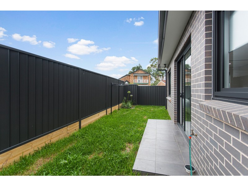 4/6 Implexa Court, Wattle Grove NSW 2173