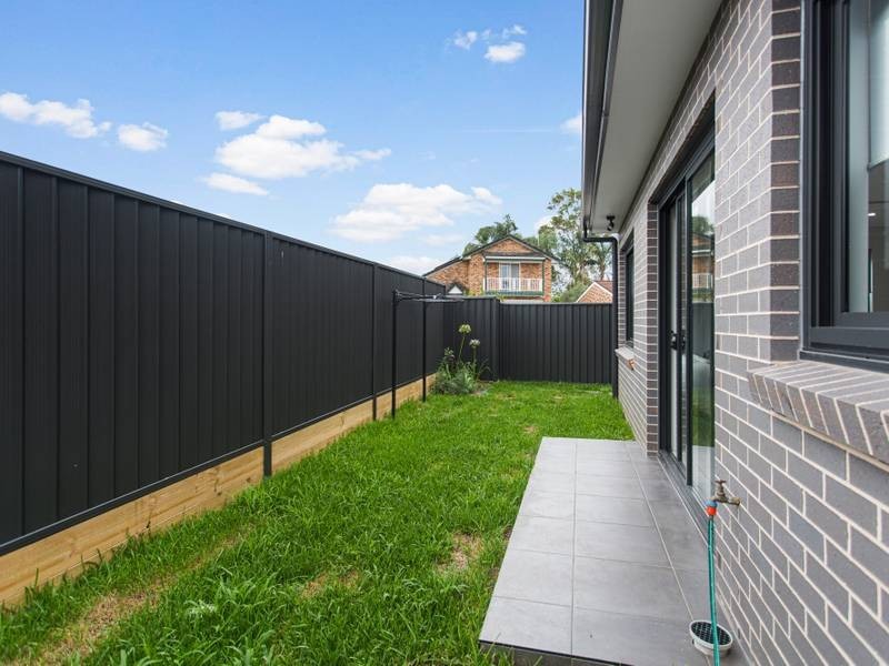 4/6 Implexa Court, Wattle Grove NSW 2173
