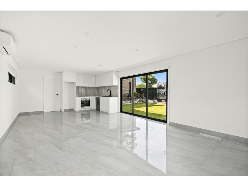 1/231 Henry Lawson Drive, Georges Hall NSW 2198