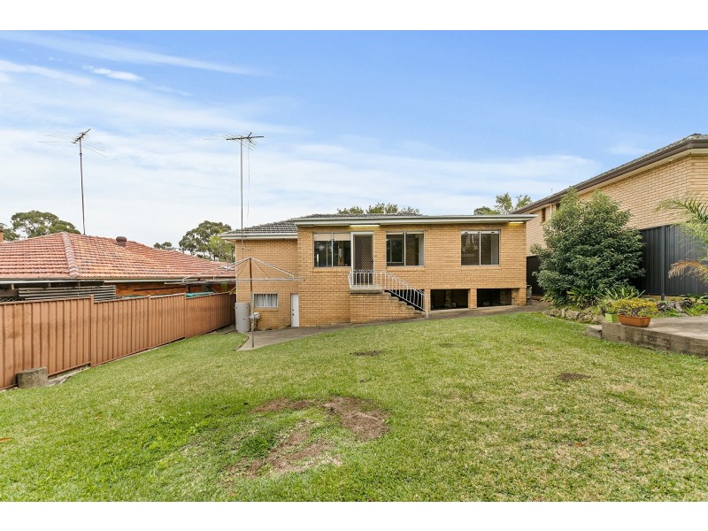 6 Cumberland Avenue, Georges Hall NSW 2198