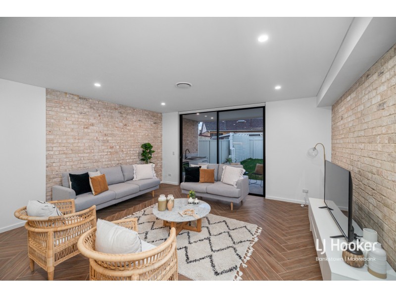 2/43 Craig Avenue, Moorebank NSW 2170