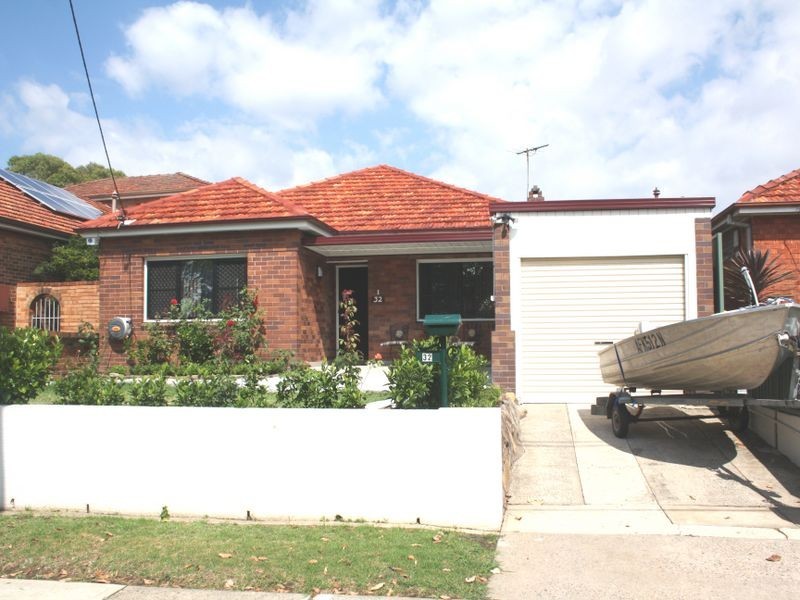 32 Noble Ave, Greenacre NSW 2190