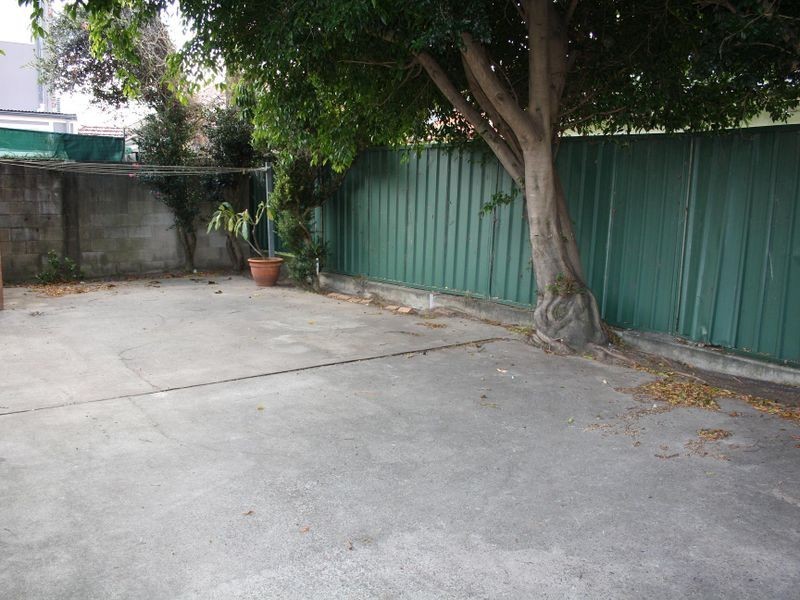 18 DUCHESS AVE, Rodd Point NSW 2046