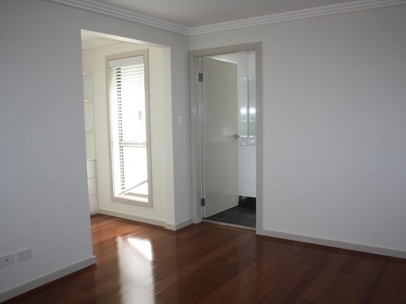 4 JOYCE AVE, Picnic Point NSW 2213