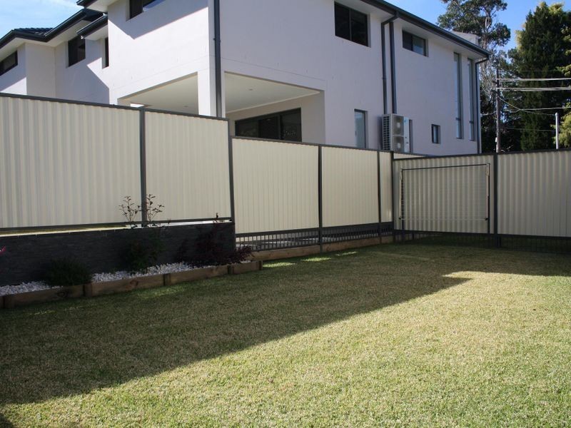 4 JOYCE AVE, Picnic Point NSW 2213