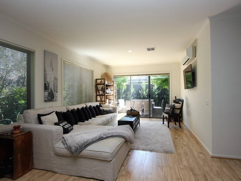 1 169 Beach Street, Frankston VIC 3199