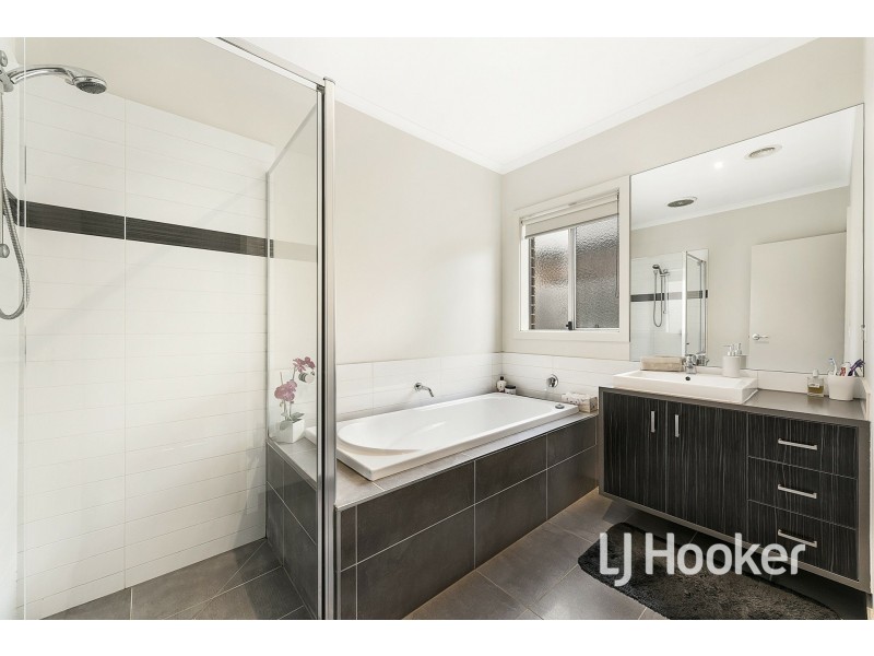 48 Heather Grove, Cranbourne East VIC 3977