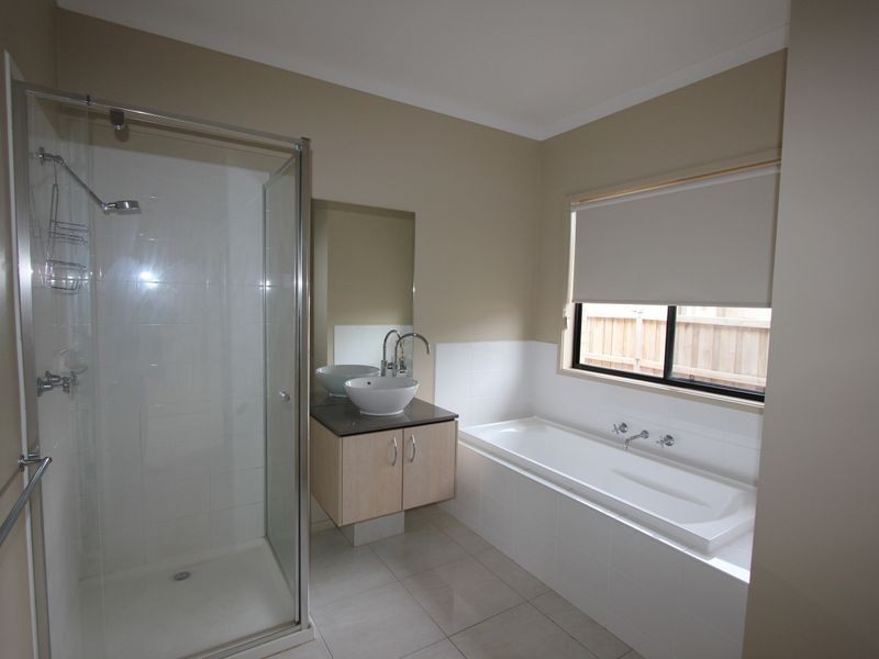 33 Nagle Drive, Sandhurst VIC 3977