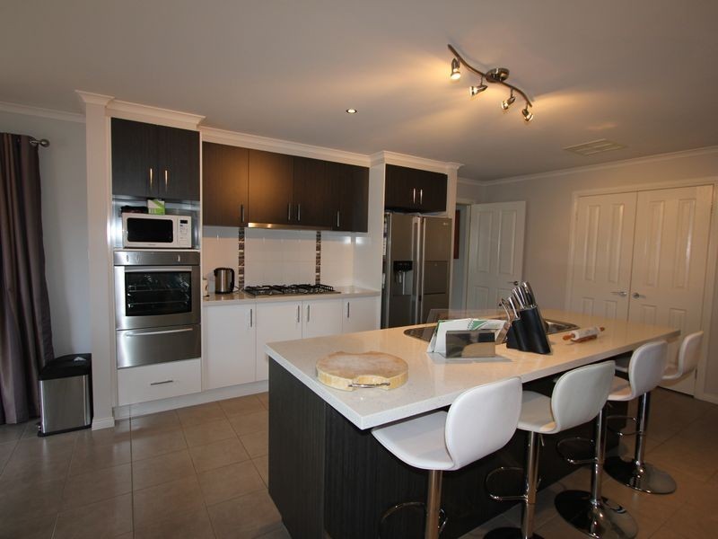 16 Broadstone Way, Cranbourne VIC 3977