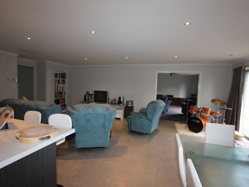 16 Broadstone Way, Cranbourne VIC 3977