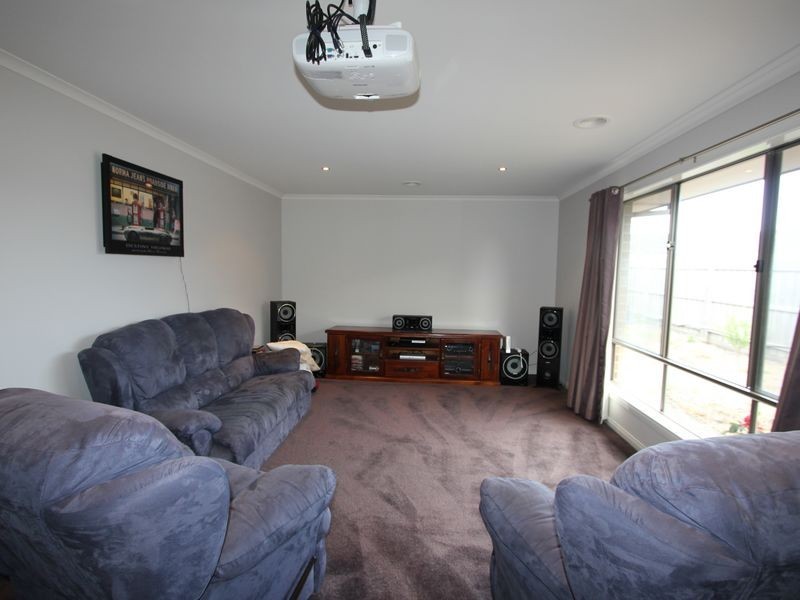 16 Broadstone Way, Cranbourne VIC 3977