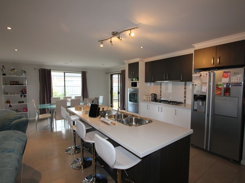 16 Broadstone Way, Cranbourne VIC 3977