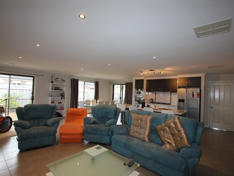 16 Broadstone Way, Cranbourne VIC 3977