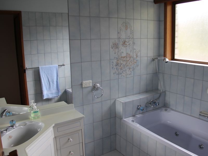 8 Hillside Grove, Frankston South VIC 3199