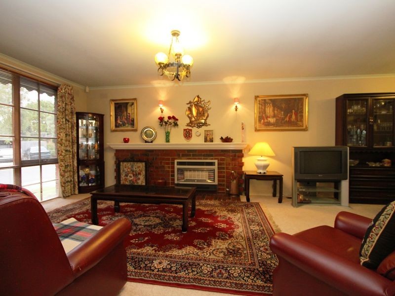 2 Milford Cres, Frankston VIC 3199