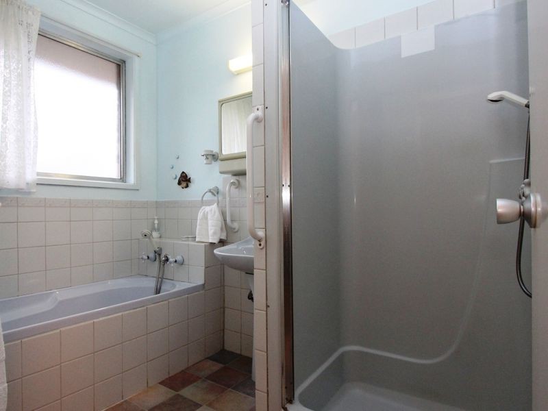 2 Milford Cres, Frankston VIC 3199