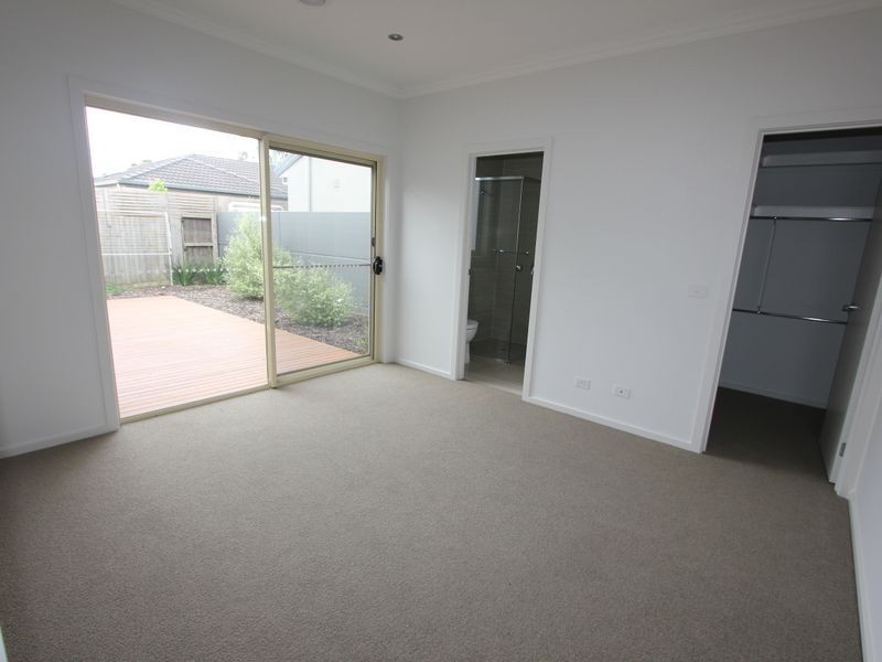 2/147 Mount Eliza Way, Mount Eliza VIC 3930