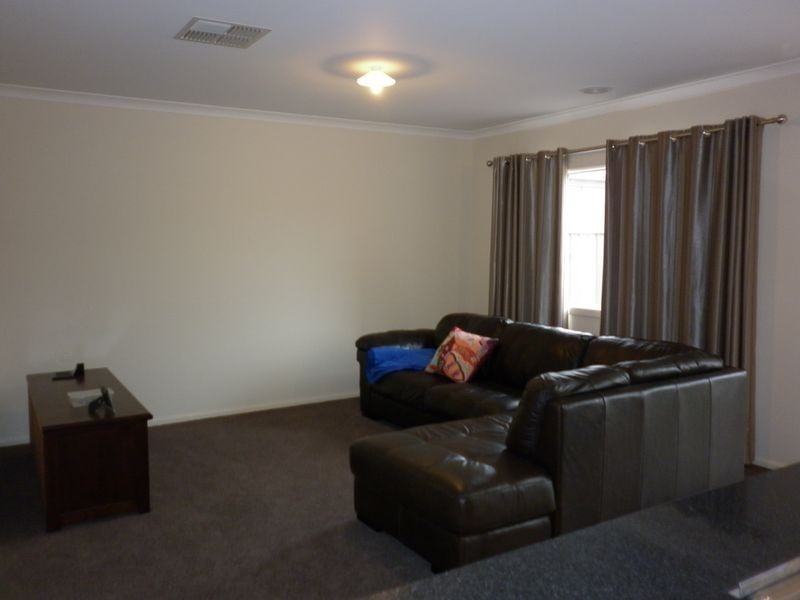 7 Gladiolus Cct, Cranbourne North VIC 3977