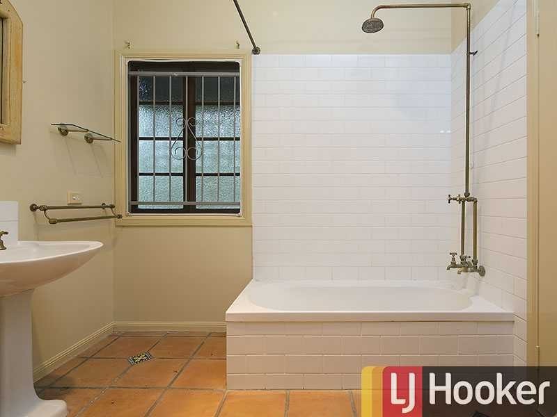 70 Jubilee Tce, Bardon QLD 4065